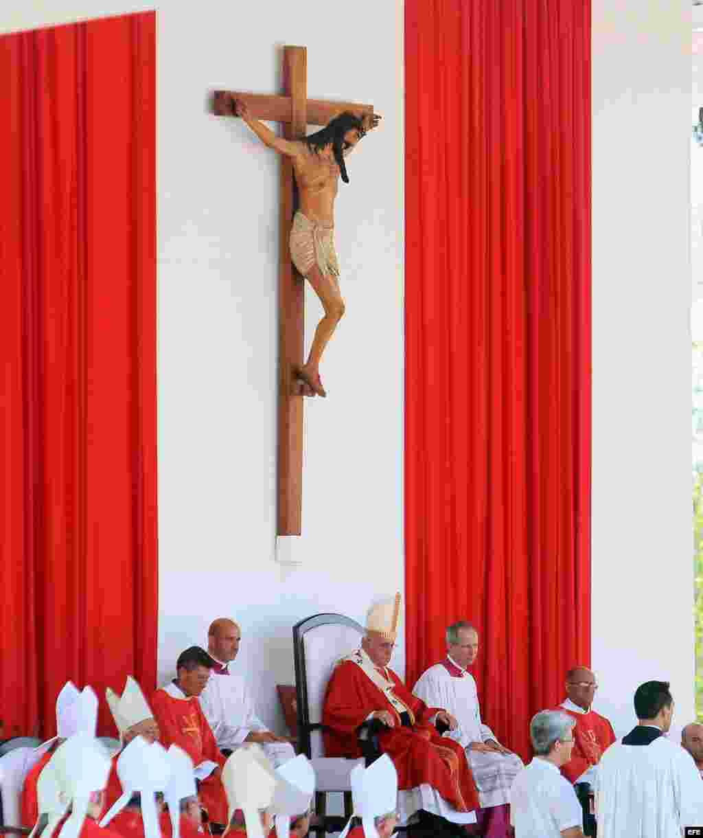 El papa Francisco oficia una misa desde la Plaza de la Revolución hoy, lunes 21 de septiembre de 2015, en Holguín (Cuba) como parte de su programa de actividades eclesiásticas en el marco de su visita.