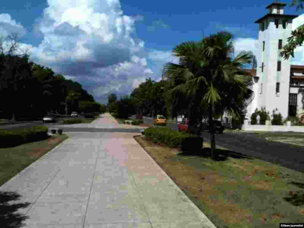 Marchan por esta avenida al finalizar la misa en la Iglesia Santa Rita 