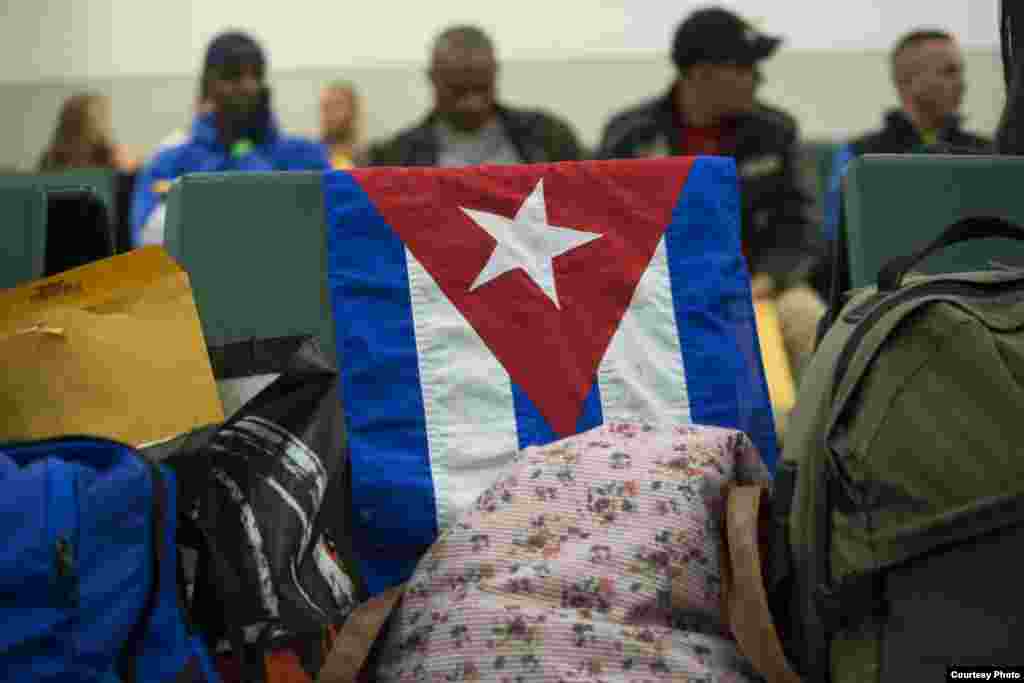 Cubanos parten de Costa Rica.