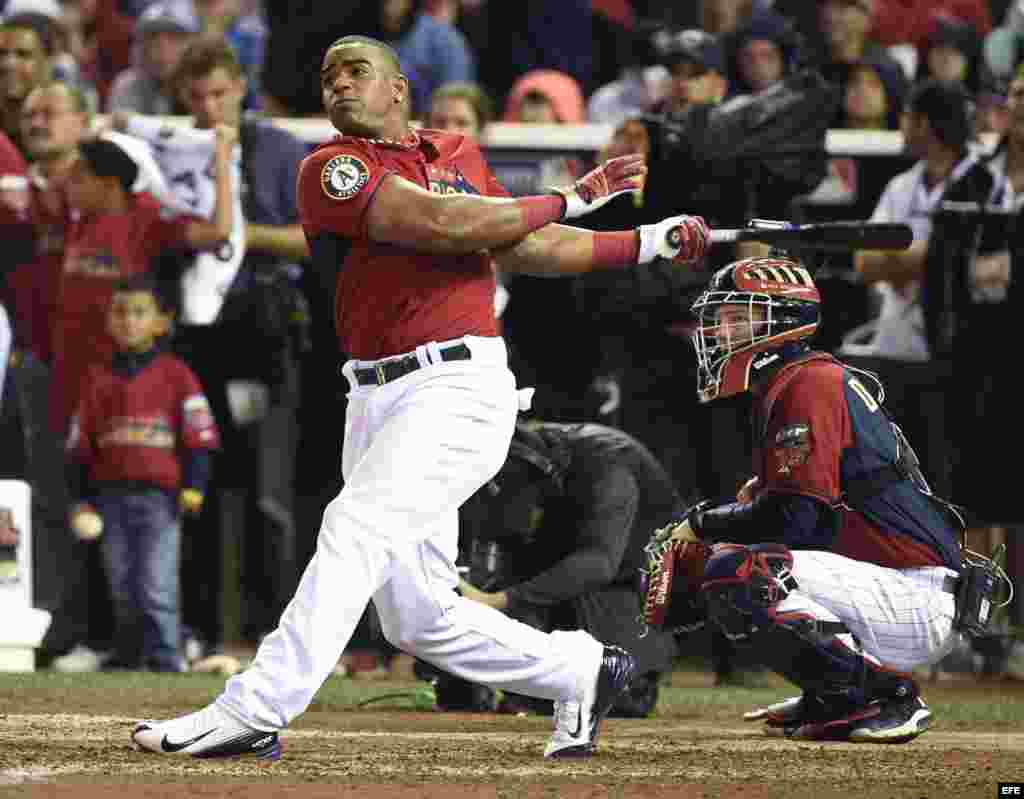 El toletero cubano Yoenis Céspedes, de los Atléticos de Oakland, golpea la bola en su noveno jonrón en la ronda final.