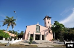 Fotografía tomada este 14 de junio de 2010, que muestra la fachada de la parroquia de Santa Rita de Casia, ubicada en el residencial barrio de Miramar, en La Habana.
