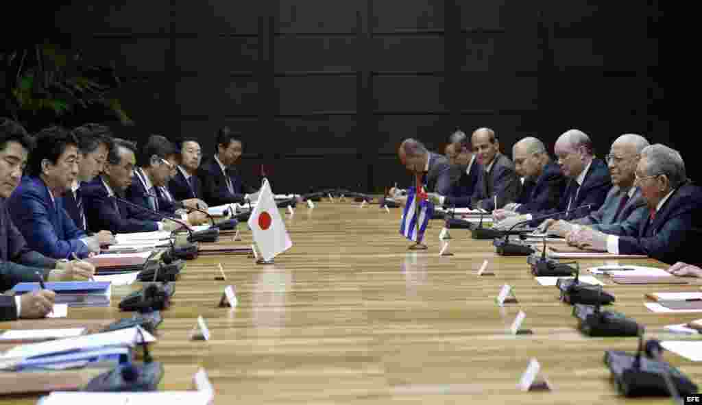 Raúl Castro (d); y el primer ministro de Japón, Shinzo Abe (i), asisten a una firma de acuerdos hoy, jueves 22 de septiembre de 2016, en el Palacio de la Revolución de La Habana (Cuba). Abe, llegó hoy a Cuba en una breve visita oficial, la primera de un