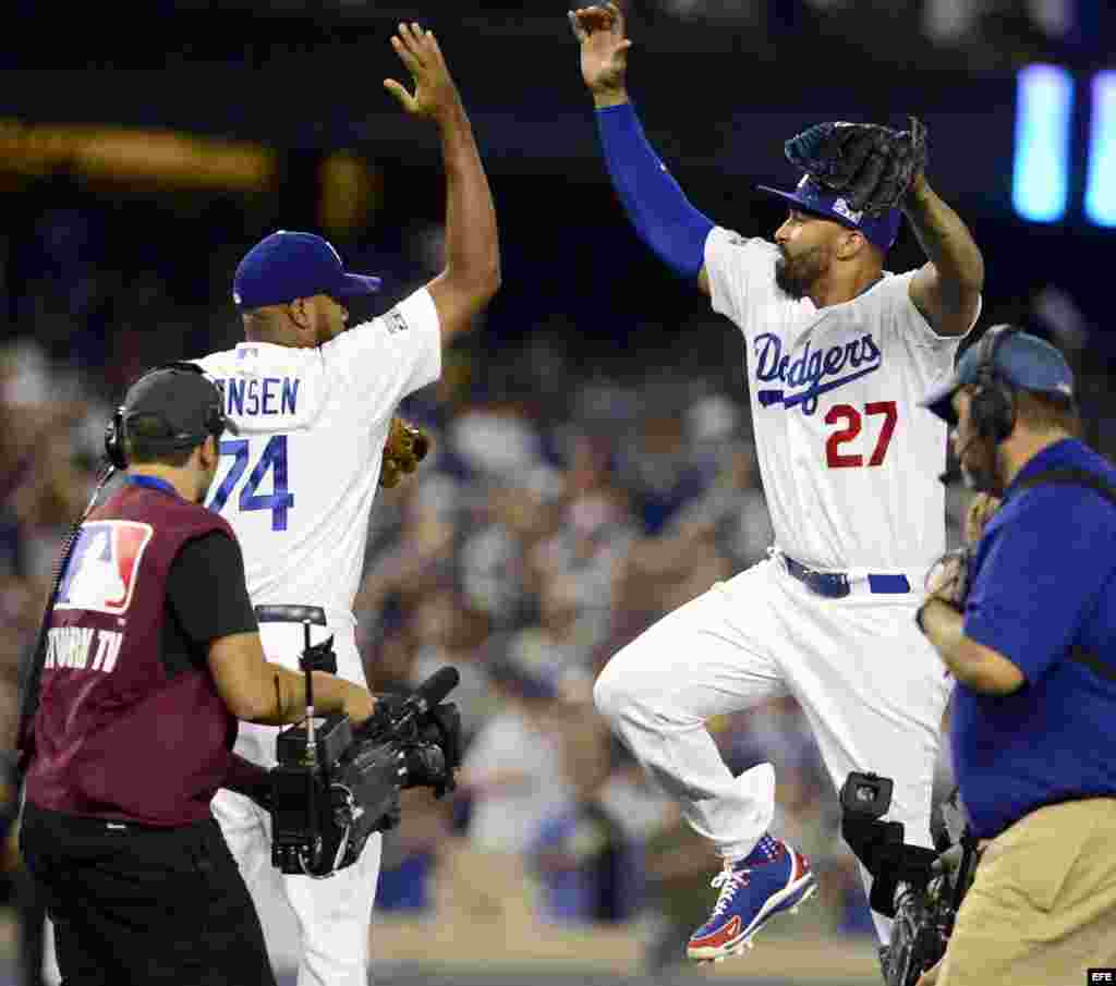 Matt Kemp (d) festeja junto a su compañero de equipo Kenley Jansen (i) la victoria de los Dodgers.