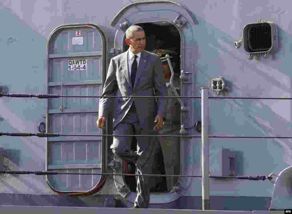 Barack Obama, el presidente de Estados Unidos, desembarca del BRP Gregorio de Pilar en una base naval en Manila, Filipinas el 17 de noviembre de 2015.