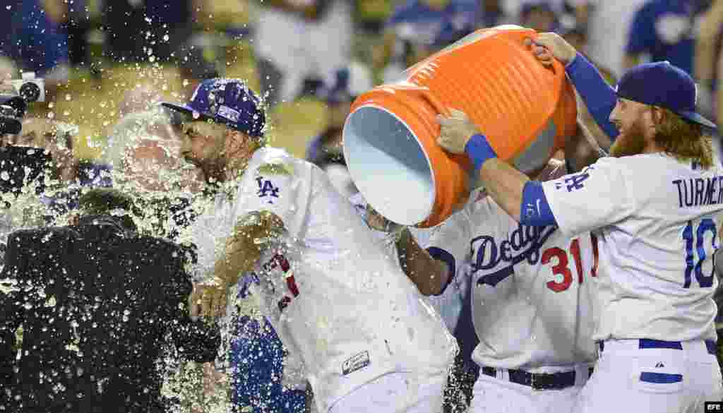 El equipo de los Dodgers de Los Angeles celebran la victoria sobre los Cardenales de San Luis.
