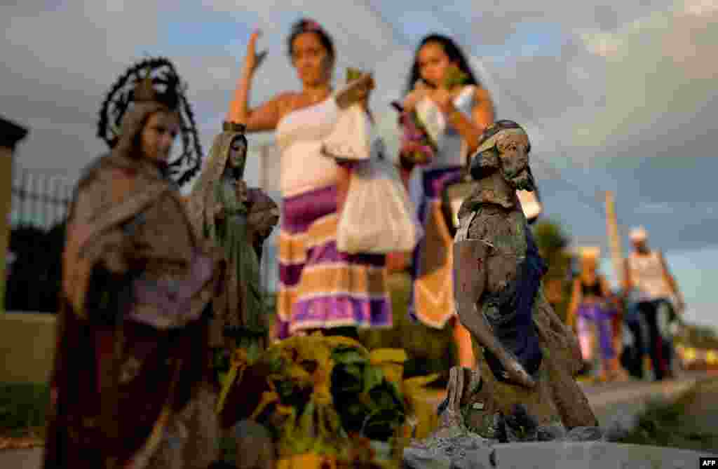Peregrinos caminan hacia El Rincón, en La Habana, para adorar a San Lázaro, o Babalú Ayé, en su día. Yamil Lage/AFP