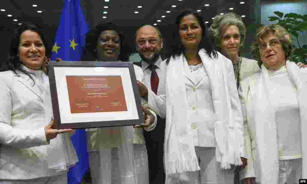 Varias de las Damas de Blanco posan junto al presidente del Parlamento Europeo, Martin Schulz (3i).
