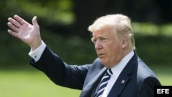 El presidente estadounidense, Donald Trump, camina por el jardín de la Casa Blanca.