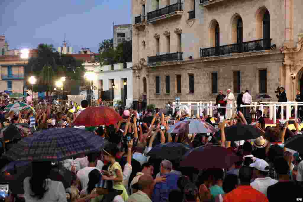 El papa Francisco habla durante un encuentro con jóvenes hoy, domingo 20 de septiembre de 2015, en el Centro Cultural Padre Félix Varela, en La Habana (Cuba).
