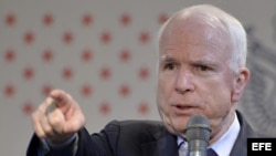 XITS107 TOKIO (JAPÓN) 21/08/2013.- El senador estadounidense John McCain se reúne con estudiantes de la Conferencia de Estudiantes Japonesa americana (JASC) en Tokio (Japón) hoy, miércoles 21 de agosto de 2013. EFE/Franck Robichon/Pool