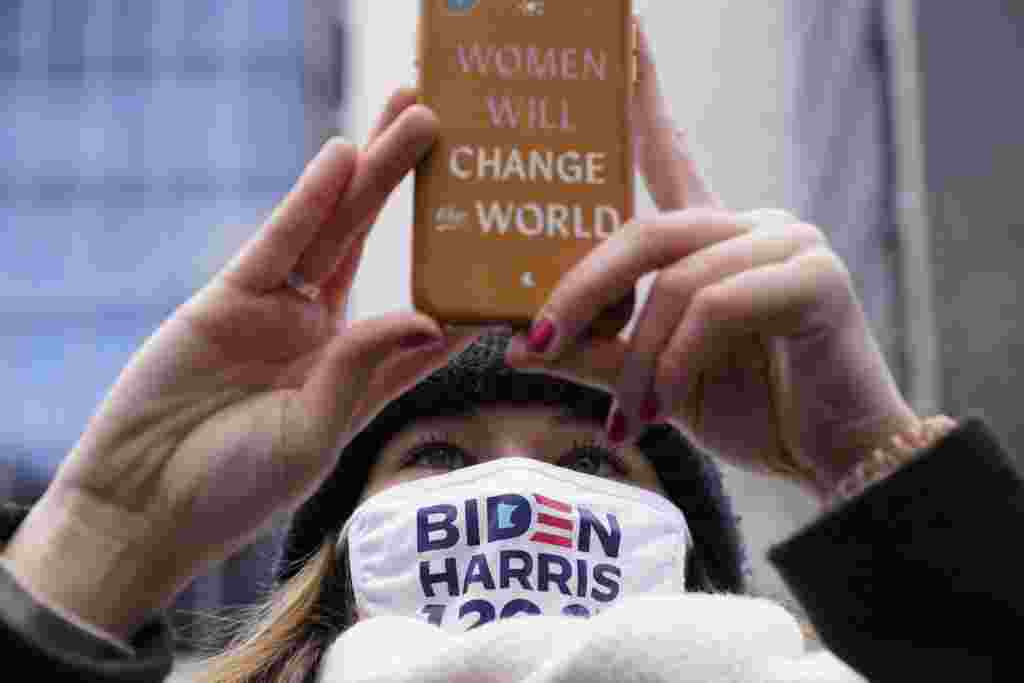 Natalie Omodt, de 22 años, intenta fotografiar al presidente electo Joe Biden cuando sale de un servicio religioso temprano en la mañana, en Washington. (AP/ Jacquelyn Martin).