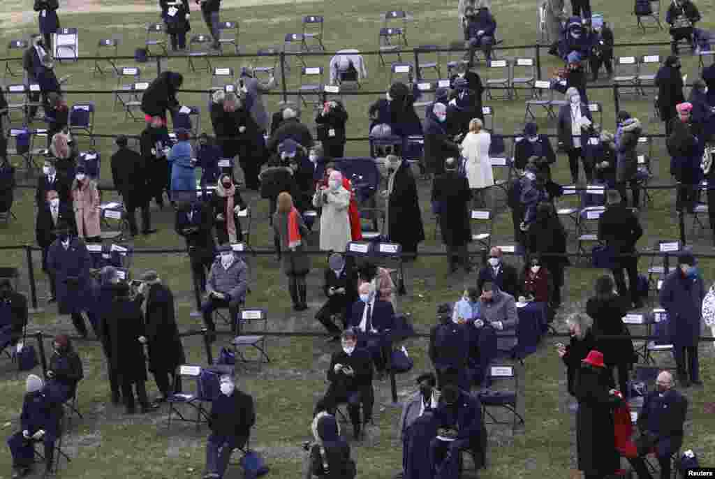 Los invitados llegan para la toma de posesión de Joe Biden como el 46° presidente de los Estados Unidos. REUTERS / Brendan Mcdermid