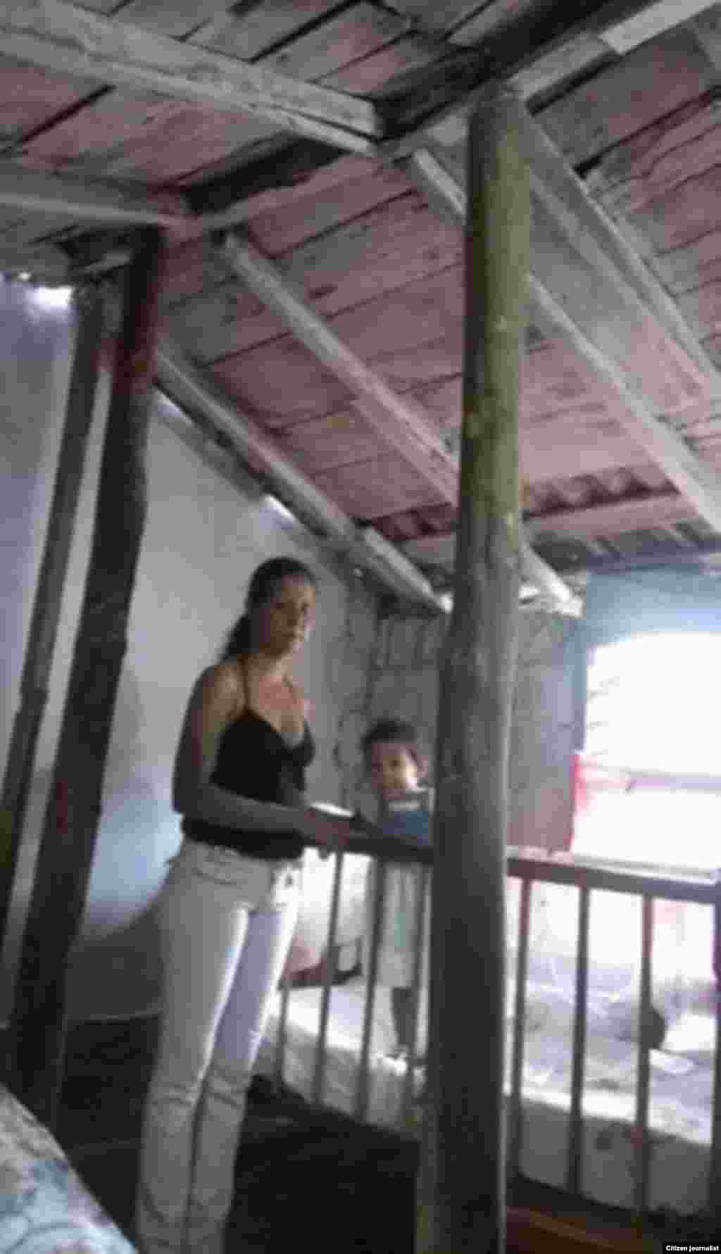 Didier Martínez muestra el estado en que vive María de los Angeles en Sagua La Grande con dos hijos menores.