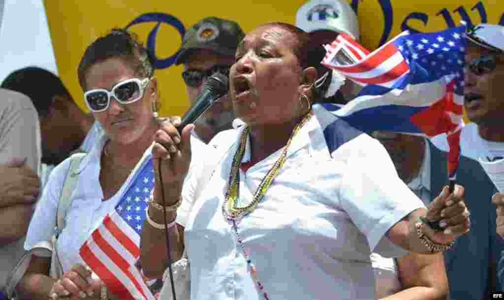 La activista Reina Loyna Tamayo, de las Damas de Blanco, habla hoy, domingo 29 de julio de 2012, en una manifestación hecha por varias agrupaciones de disidentes cubanos en Miami (EEUU). EFE/GASTÓN DE CÁRDENAS