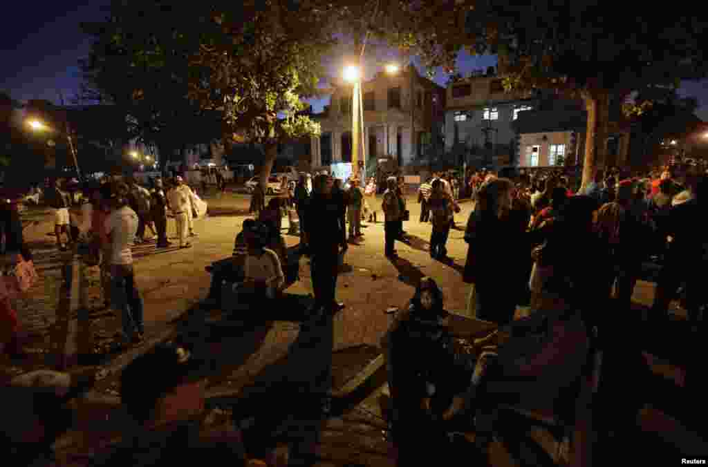 El parquecito de Calzada y K siempre tiene gente ansiosa, salvo en los días feriados en Estados Unidos.
