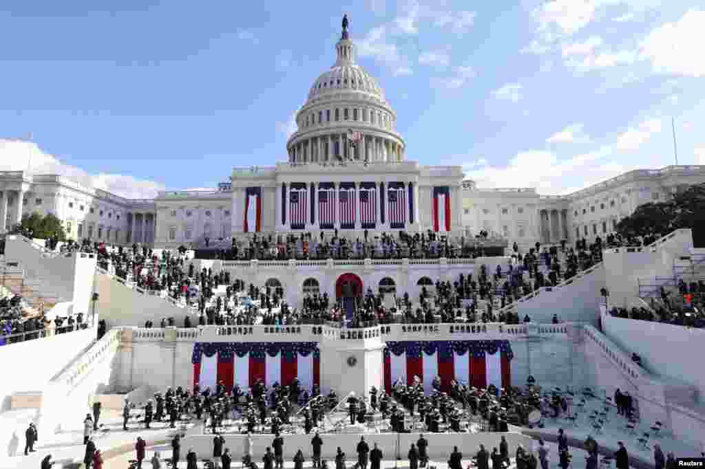 Una vista general del Capitolio de EE.UU. durante el acto de investidura de Joe Biden como el 46° presidente de los Estados Unidos. REUTERS / Jim Bourg