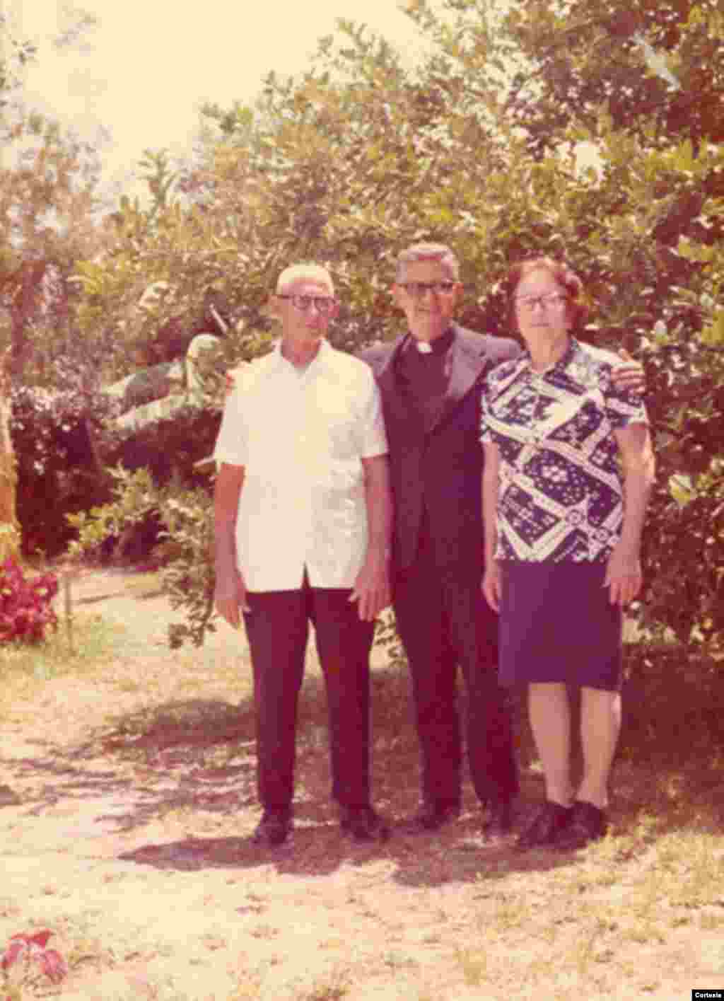 En Miami, el padre Agustín Román posa con su madre Juana M. Rodriguez y su padre Rosendo Román.