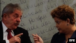 La presidenta brasileña, Dilma Rousseff (d), y el expresidente de Brasil Luiz Inácio Lula da Silva (i).