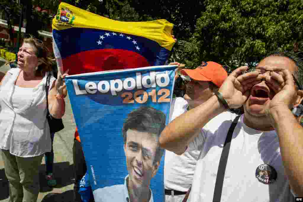 Un grupo de personas grita consignas y sostienen un afiche del líder opositor venezolano Leopoldo López. 