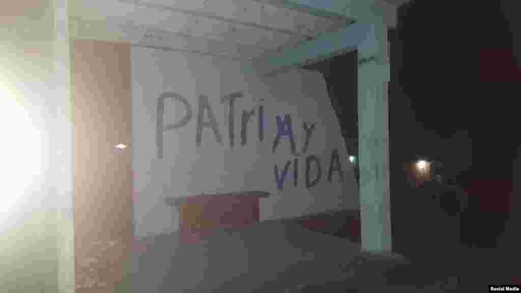 "Patria y Vida" escrito en el muro de una parada de ómnibus en el municipio santiaguero de Mella. (Foto: Ramón Bolano/Facebook)