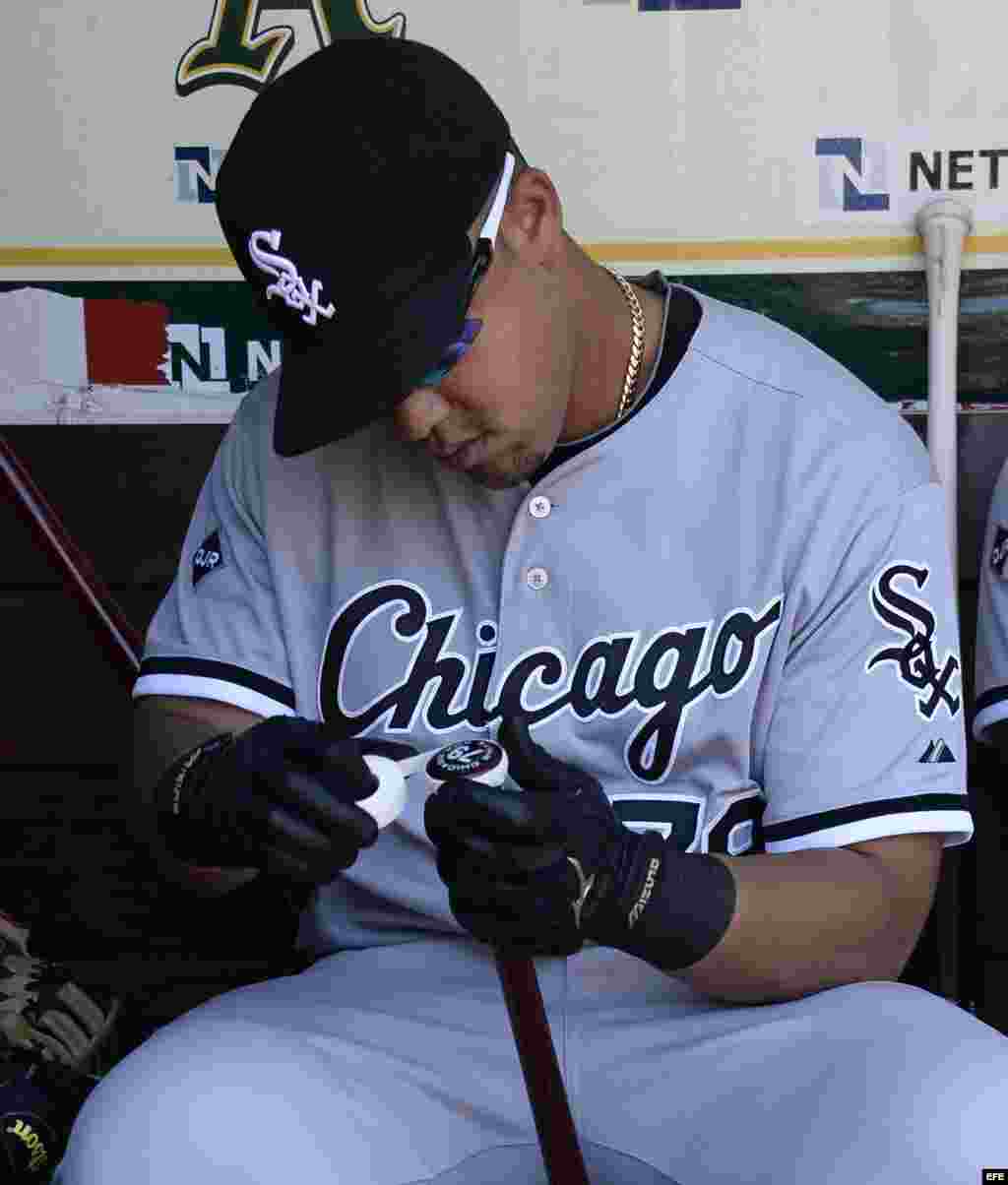 Jose Abreu de los Medias Blancas cubre su bate con una cinta en el dugout durante un partido de la MLB.