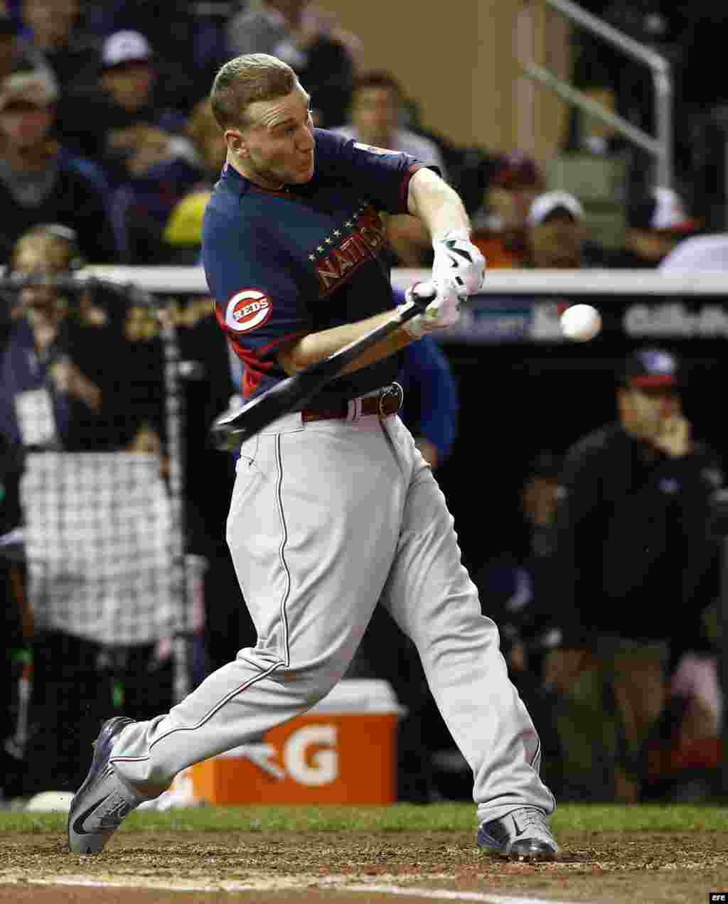 El jugador de los Rojos de Cincinnati Todd Frazier golpea la bola en su primer jonrón en la última ronda.