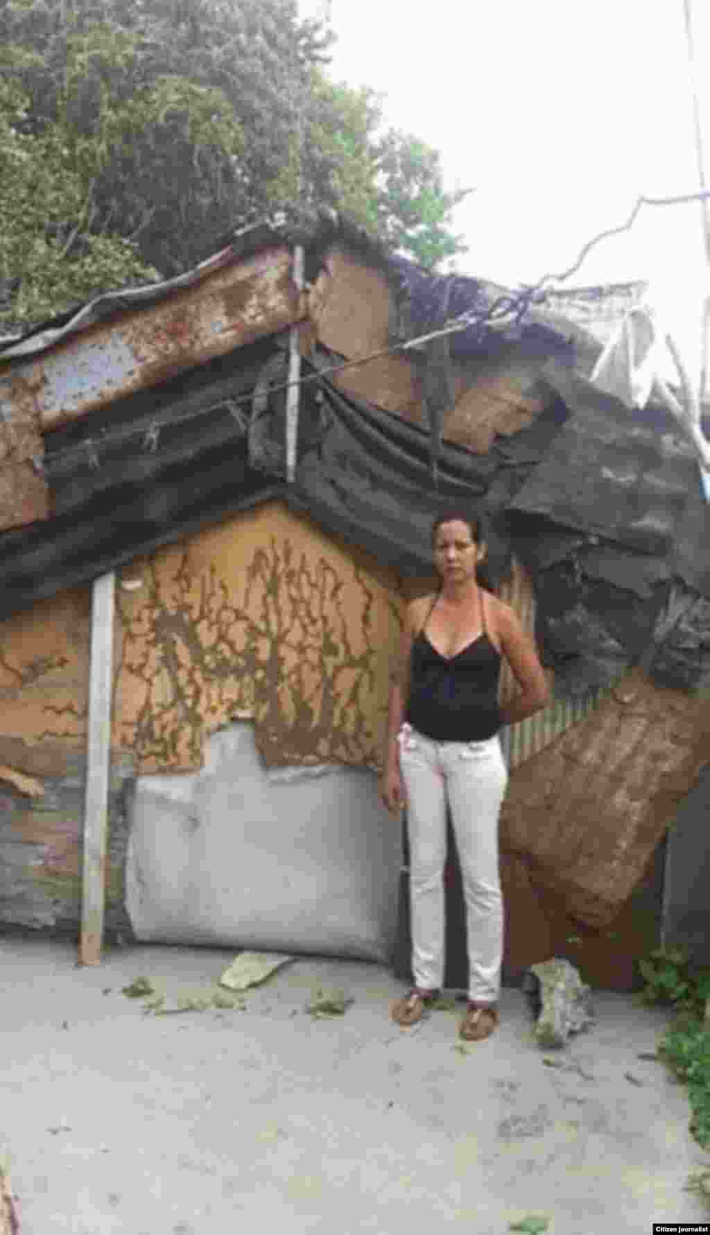 Didier Martínez muestra el estado en que vive María de los Angeles en Sagua La Grande con dos hijos menores.