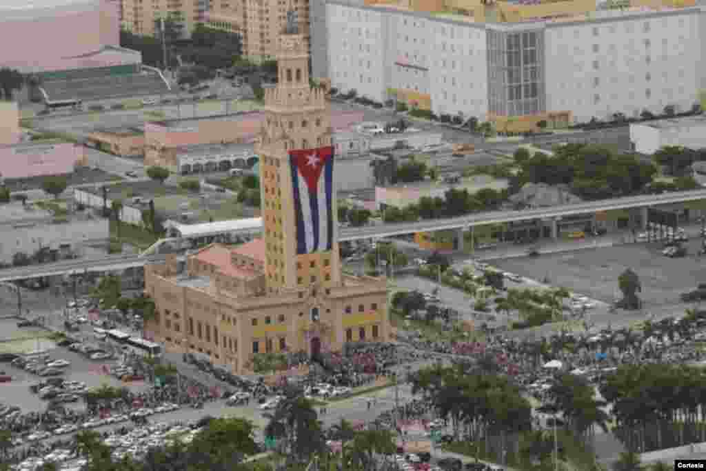 Imagen de los servicios fúnebres de la cantante cubana Celia Cruz en la ciudad de Miami donde asistieron más de 150 mil personas. Foto cortesía/ Omer Pardillo