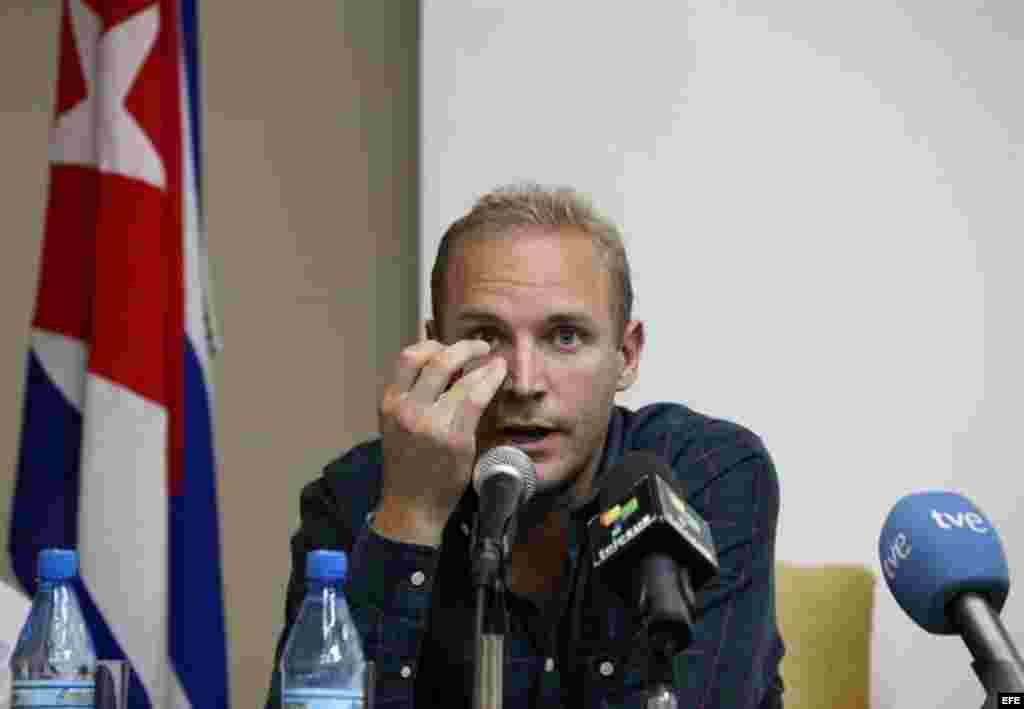 El sueco Jens Aron Modig (c), retenido en Cuba tras el accidente en el que murió Oswaldo Payá, se dispone a ofrecer una rueda de prensa hoy, lunes 30 de julio de 2012, en La Habana (Cuba). Modig explicó que viajó a la isla sigu
