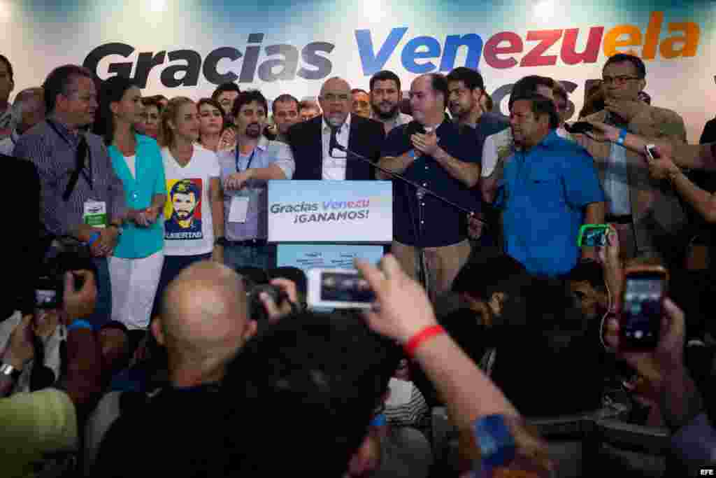 Miembros de la coalición opositora Mesa de Unidad Democrática (MUD) celebran la victoria sobre el oficialismo, anunciada el lunes 7 de diciembre de 2015, en la ciudad de Caracas (Venezuela).