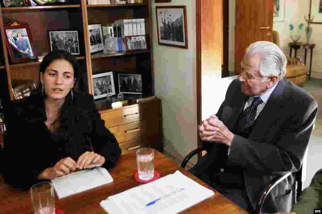 Rosa María Payá (i), visita al expresidente de Chile Patricio Aylwin (1990-1994) en Santiago de Chile.