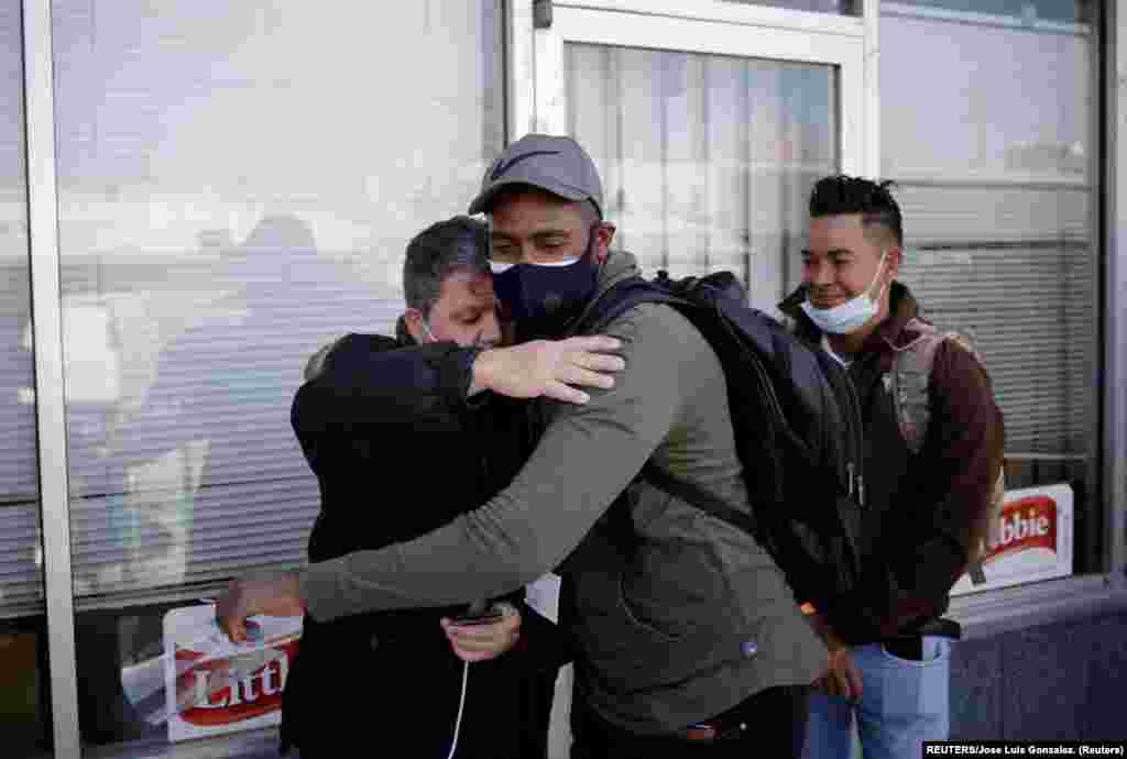 Pedro Luis Ruiz and Mikel Riviaux, migrantes cubanos bajo el Programa de Protección de Migrantes (MPP) por sus siglas en inglés, se despiden con un abrazo después de cruzar desde México la frontera hacia El Paso Texas, Estados Unidos y poder continuar sus trámites de asilo. Foto: tomada el 11 de marzo de 2021 por REUTERS/José Luis González.