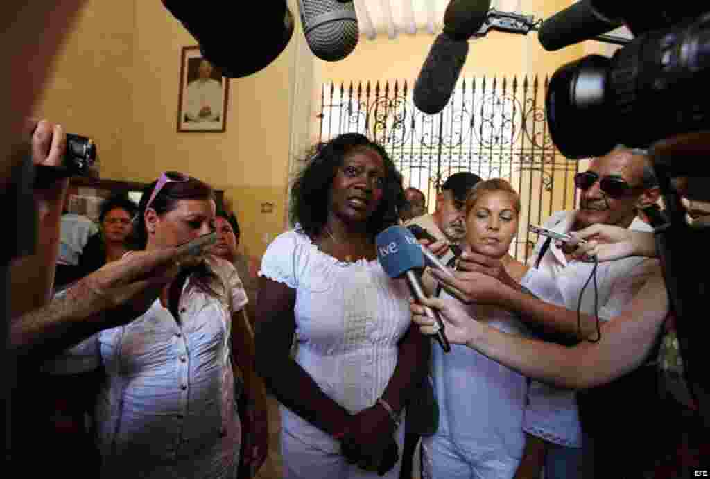 Berta Soler, portavoz del movimiento al dirigirse a la prensa que esperaba desde horas tempranas de la mañana los resultados de la reunión, declaró que durante la conversación, que calificó de amplia, se vivieron m