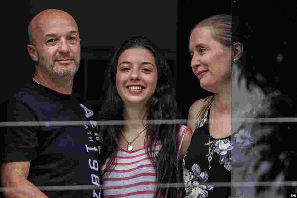 reunión familiar de Ivan Simonovis (i) junto a su esposa Bonny (d) y su hija Ivana (c).