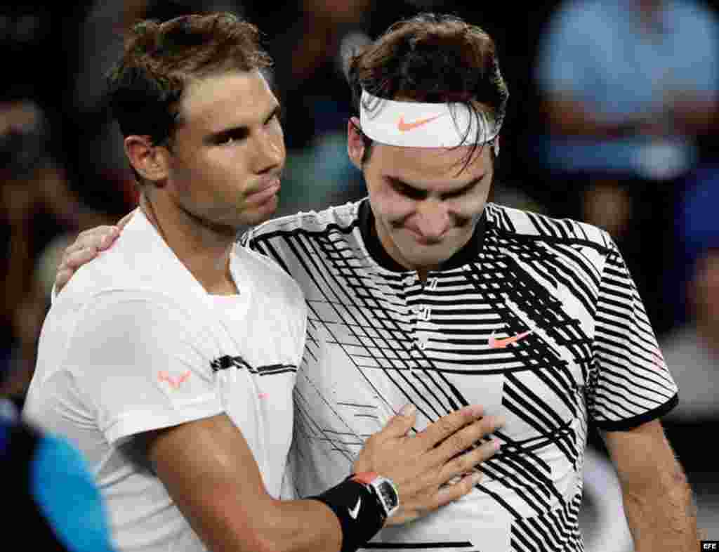 Roger Federer (d) es felicitado por Rafael Nadal (i) después de ganar su partido de individuales masculinos en el torneo de tenis Grand Slam de Australia, Australia, 29 de enero de 2017. 