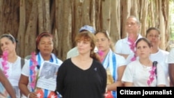Tania Bruguera junto a Damas de Blanco, enero 18 de 2015. Foto: Ángel Moya.