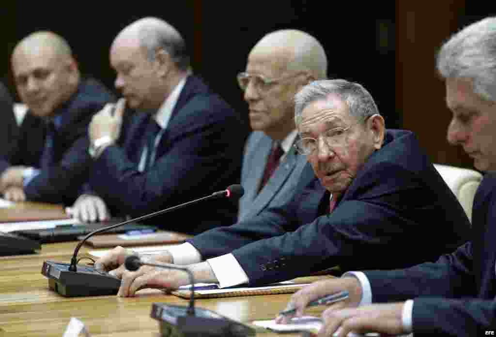 Raúl Castro (d); y el primer ministro de Japón, Shinzo Abe (i), asisten a una firma de acuerdos hoy, jueves 22 de septiembre de 2016, en el Palacio de la Revolución de La Habana (Cuba). Abe, llegó hoy a Cuba en una breve visita oficial, la primera de un