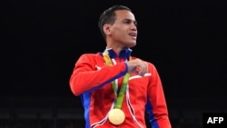 Robeisy Ramírez con la medalla de bronce en las Olimpídas de Río de Janeiro 2016. (Yuri CORTEZ / AFP)