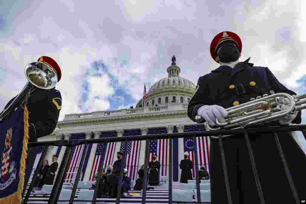 Un miembro de la Banda del Ejército de EE. UU. Espera antes de la toma de posesión del presidente electo Joe Biden en el Capitolio. (Greg Nash / Pool Photo via AP)
